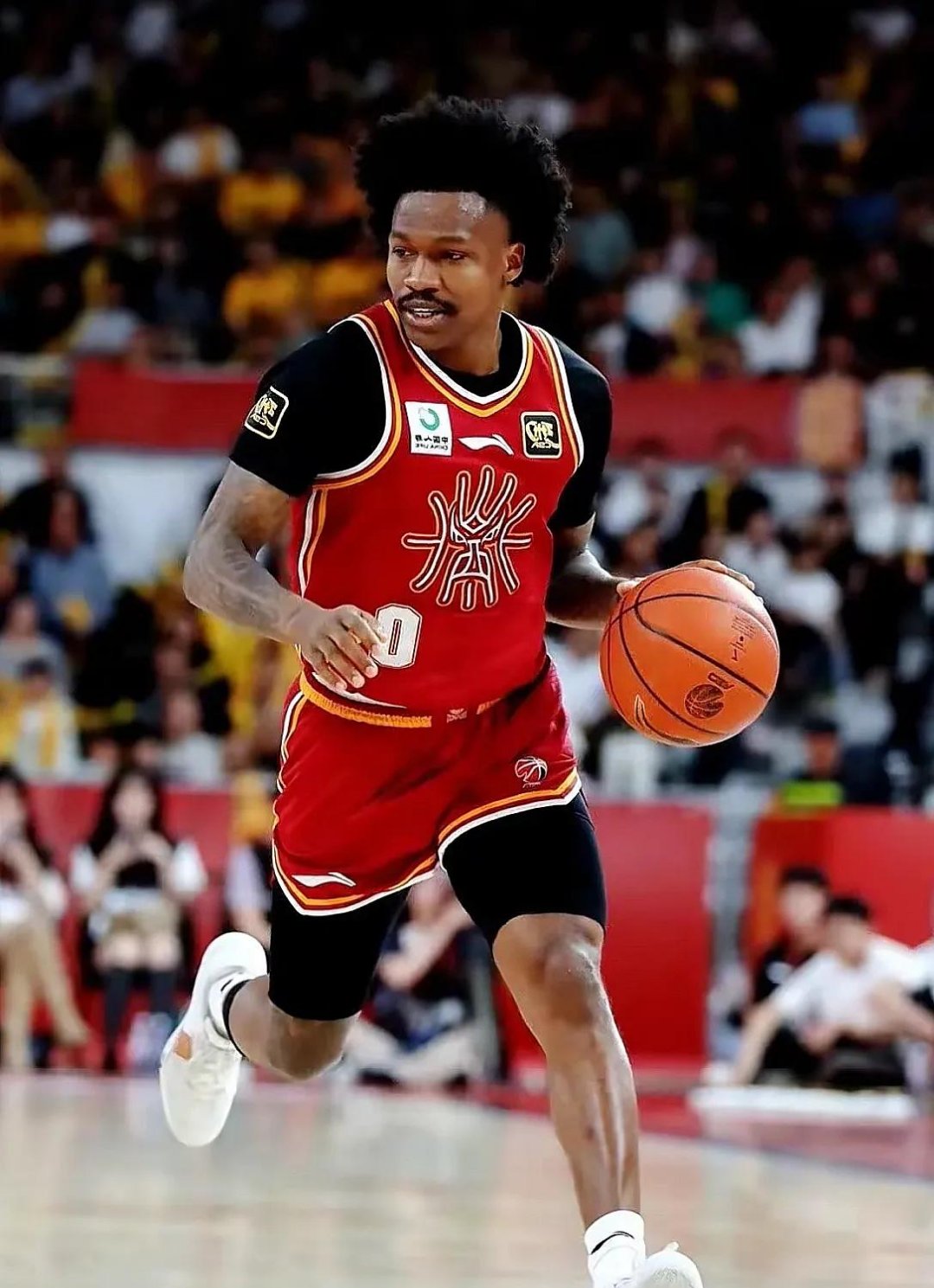 关于赛后CBA常规赛传出新动向；尤文图斯更衣室发声；管理层表态：更衣室稳定；更衣室氛围转暖的信息