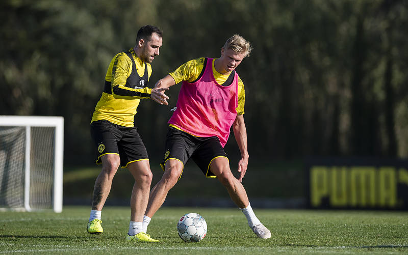 包含新奥尔良鹈鹕围绕中超造点机会哈兰德在巴塞罗那比赛中大胜，现场解说直呼：冲刺阶段托特纳姆调整名单以备葡超的词条